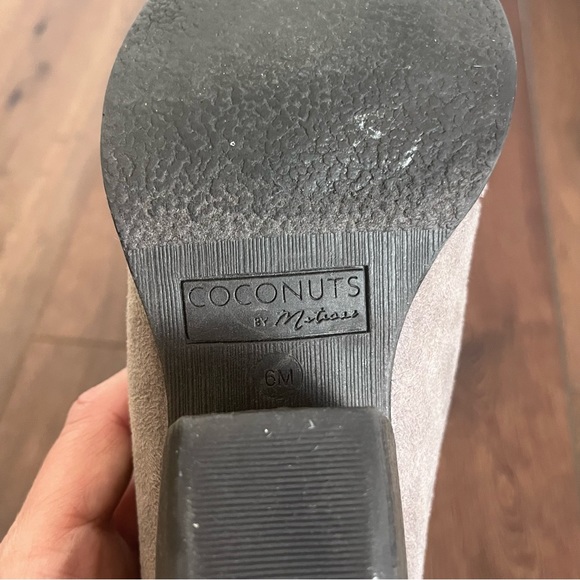 Coconuts by Matisse taupe pull on ankle boots, size 6M - Picture 9 of 9